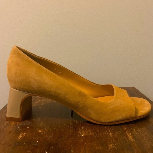 DKNY Italian tan suede pumps, size 8